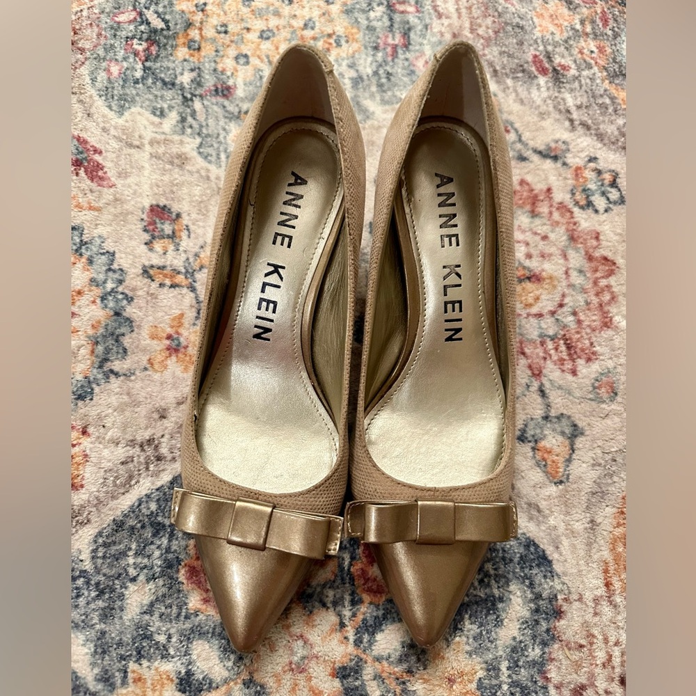 Gold Pumps with bows
